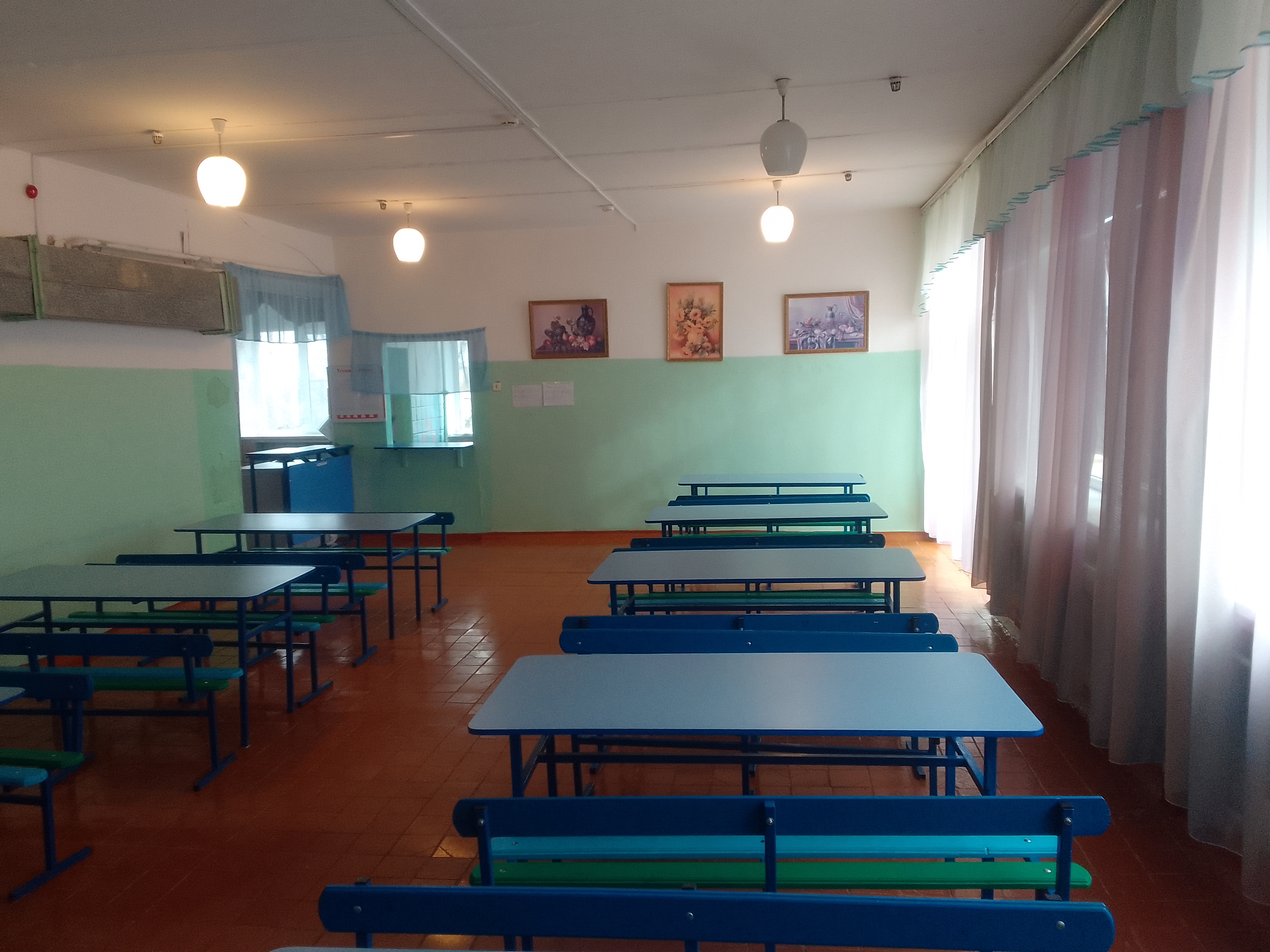 школьная столовая  имеет 48 посадочных мест.